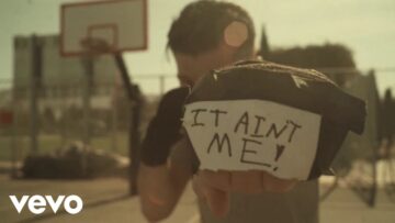 Creedence Clearwater Revival – Fortunate Son (Official Music Video)