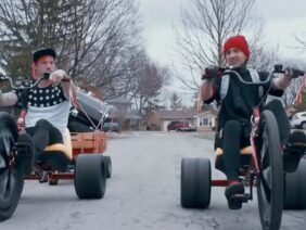 twenty one pilots: Stressed Out [OFFICIAL VIDEO]