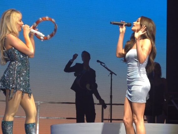 Sabrina Carpenter and Kacey Musgraves cover These Boots Are Made for Walkin – Outside Lands 2024