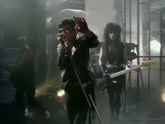 The Sisters Of Mercy – Lucretia Top Of The Pops  16 06 1988