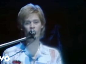 Daryl Hall & John Oates – Kiss On My List (Official Video)