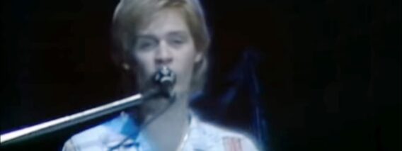 Daryl Hall & John Oates – Kiss On My List (Official Video)