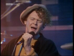 Simply Red – Holding Back The Years (Live BBC Whistle Test 1985)