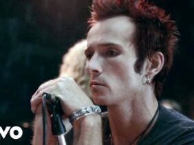 Velvet Revolver – Fall To Pieces (Official Video)