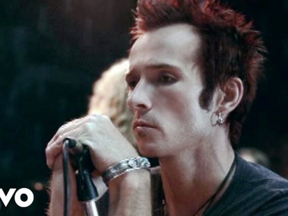 Velvet Revolver – Fall To Pieces (Official Video)