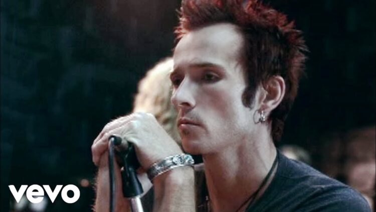 Velvet Revolver – Fall To Pieces (Official Video)