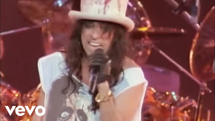 Alice Cooper – Schools Out (from Alice Cooper: Trashes The World)
