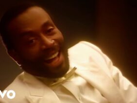 Bobby McFerrin – Dont Worry Be Happy (Official Music Video)