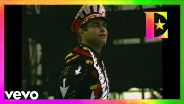 Elton John – Saturday Night’s Alright (For Fighting) (Central Park, NYC 1980)