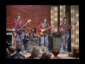 The Swinging Blue jeans – Hippy hippy shake  1976