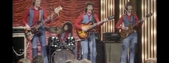 The Swinging Blue jeans – Hippy hippy shake  1976