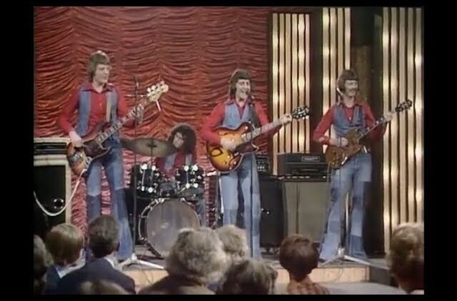 The Swinging Blue jeans – Hippy hippy shake  1976