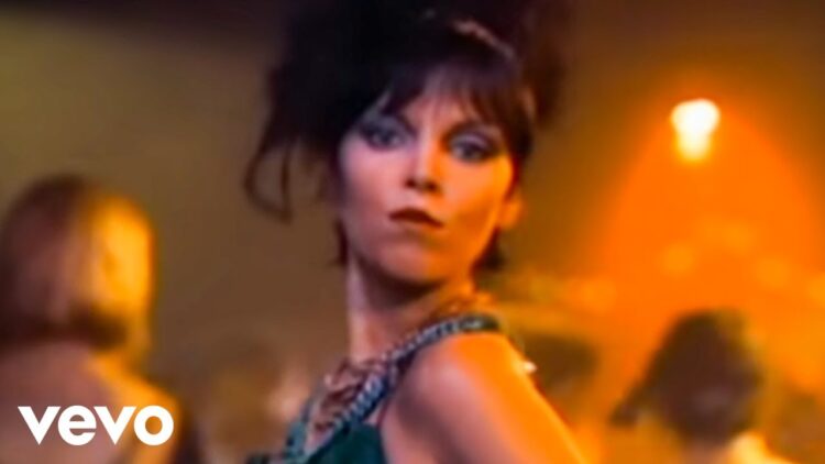 Pat Benatar – Love Is A Battlefield (Official Music Video)