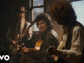 The Traveling Wilburys – End Of The Line (Official 4K Music Video)