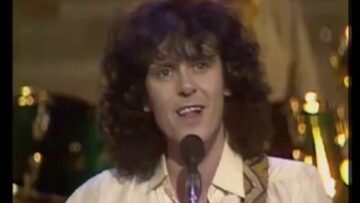 Donovan – Mellow Yellow (Live Royal Variety Performance 1981) Rare Footage
