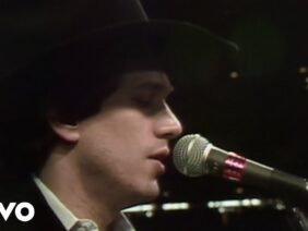 George Strait – Amarillo By Morning (Official Music Video)