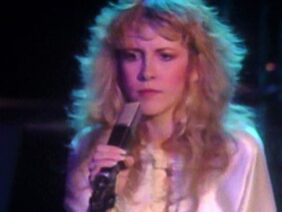 Stevie Nicks – Edge of Seventeen (Official Music Video)