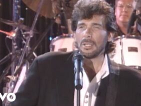 Eddie Rabbitt – Drivin My Life Away (Live)