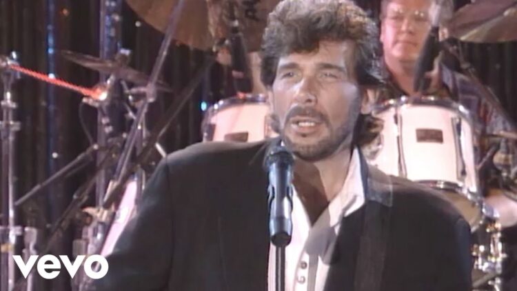 Eddie Rabbitt – Drivin My Life Away (Live)
