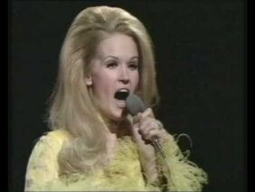 Lynn Anderson – I Beg Your Pardon, I Never Promised You A Rose Garden (BBC Top Of The Pops)