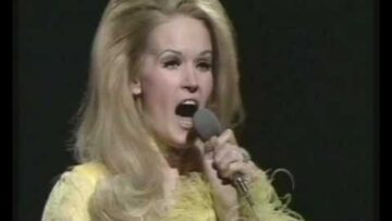 Lynn Anderson – I Beg Your Pardon, I Never Promised You A Rose Garden (BBC Top Of The Pops)