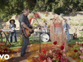 Gwen Stefani & Blake Shelton – Purple Irises (Backyard Garden Party)