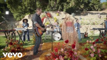 Gwen Stefani & Blake Shelton – Purple Irises (Backyard Garden Party)