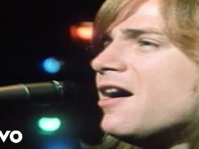 The Moody Blues – Im Just A Singer (In A Rock And Roll Band)