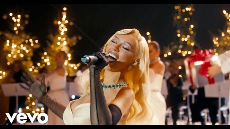 Christina Aguilera – My Favorite Things (Live from the Eiffel Tower)