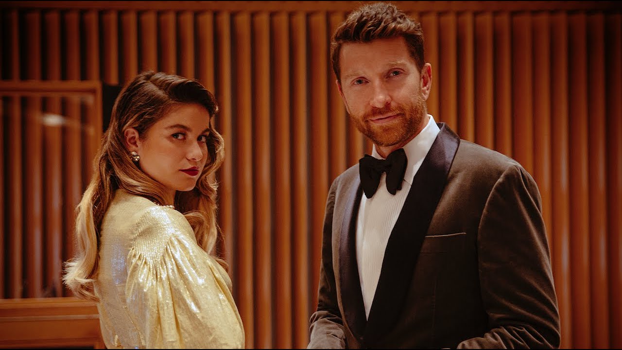 Brett Eldredge – Baby, It’s Cold Outside feat. Sofia Reyes (Latin Version) (Official Music Video)