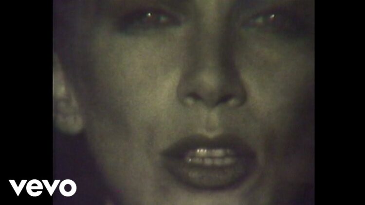 Eurythmics, Annie Lennox, Dave Stewart – Miracle of Love (Official Video)