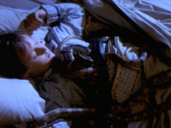 Metallica: Enter Sandman (Official Music Video)