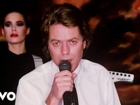 Robert Palmer – Addicted To Love (Official Music Video)