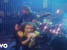 Scorpions – Rock You Like A Hurricane (Official Music Video)