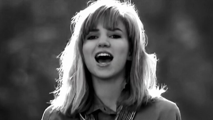 Debbie Gibson – Lost In Your Eyes (Official Music Video)