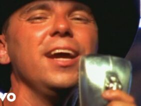 Kenny Chesney – She Thinks My Tractors Sexy (Official Video)