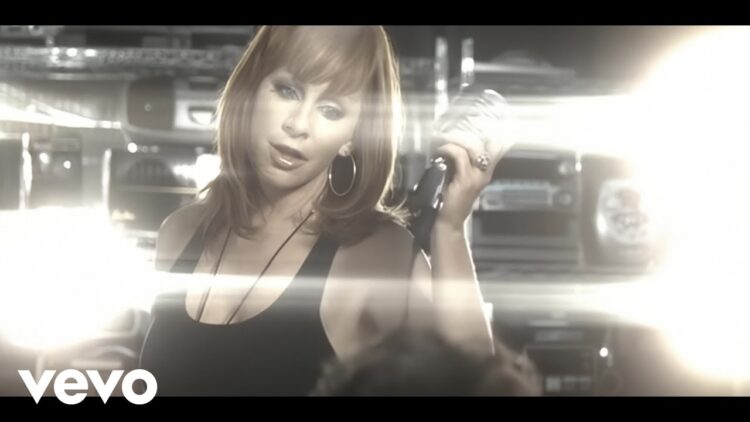 Reba McEntire – Turn On The Radio