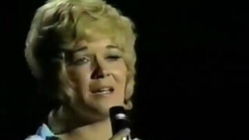 Sammi Smith  – Help Me Make It Though The Night