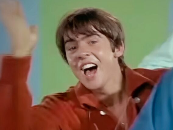 The Monkees – Daydream Believer (Official Music Video)