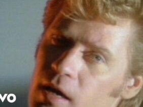Daryl Hall & John Oates – Maneater (Official Video)