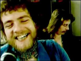 Stealers Wheel – Stuck In The Middle With You (1972)