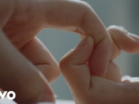 Carly Rae Jepsen – Motivation (Official Music Video)