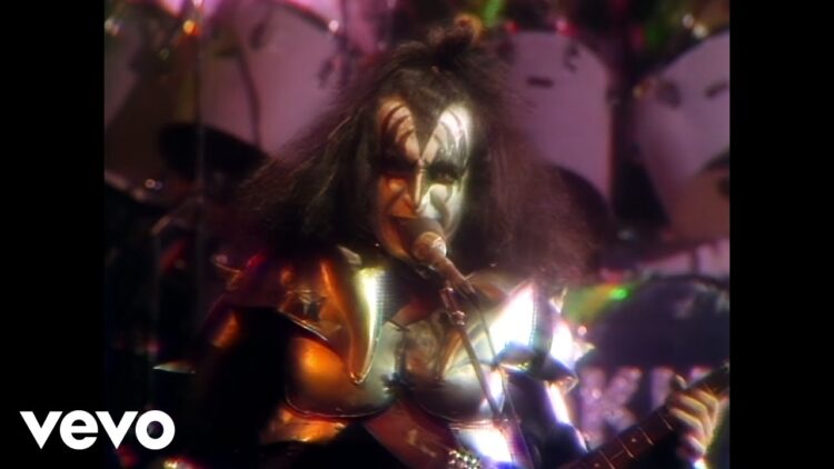 https://musicvideosclub.com/kiss-love-em-and-leave-em/